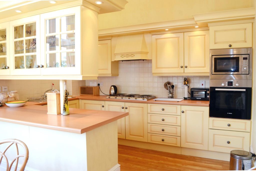Property photo 3 of 12 Kitchen