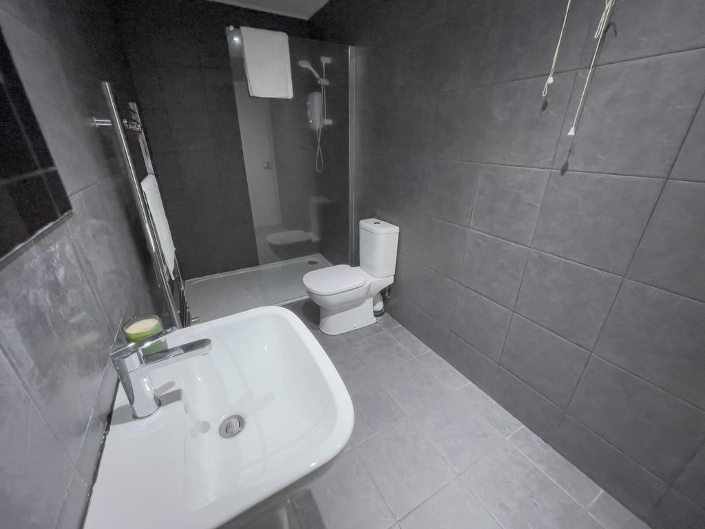 Property photo 2 of 8 25 Sheil 4