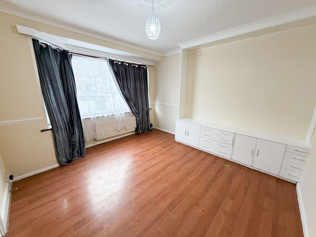 Property photo 2 of 14 Whalebone Ln South Rm8