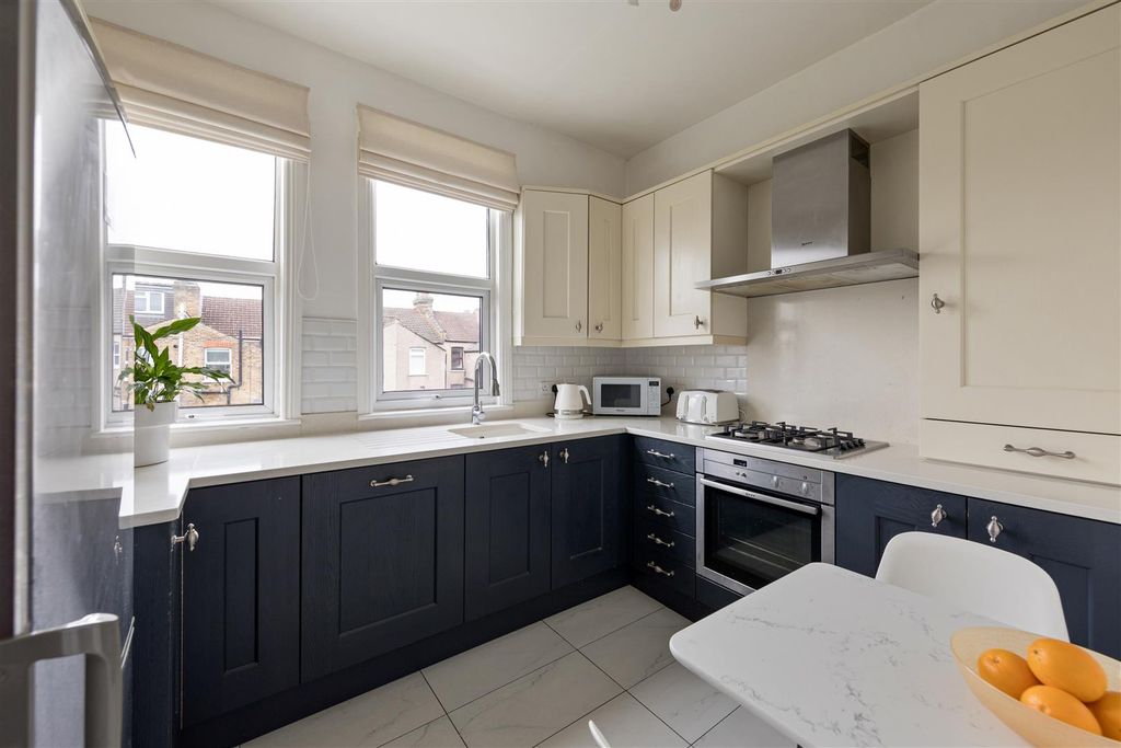 Property photo 3 of 25 Carnarvon Road, E18