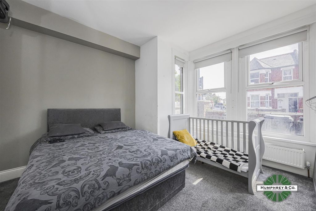 Property photo 2 of 13 Flat 2 17 Mount Pleasant Road -002.Jpg