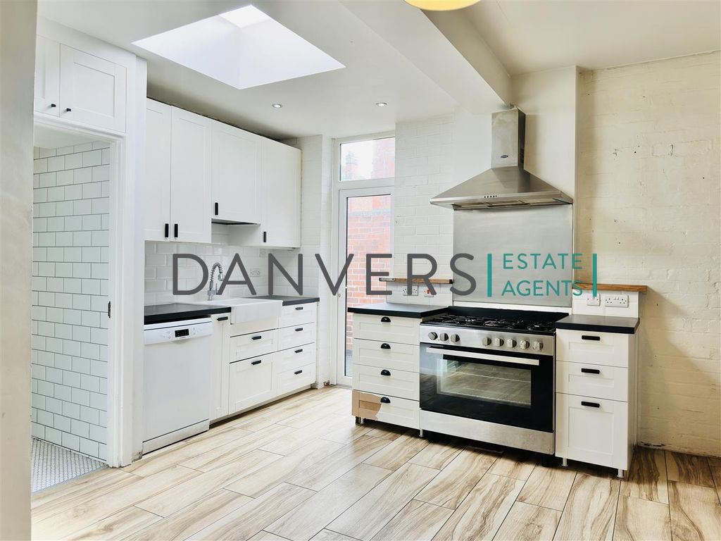 Property photo 1 of 9 Kitchen.Jpg