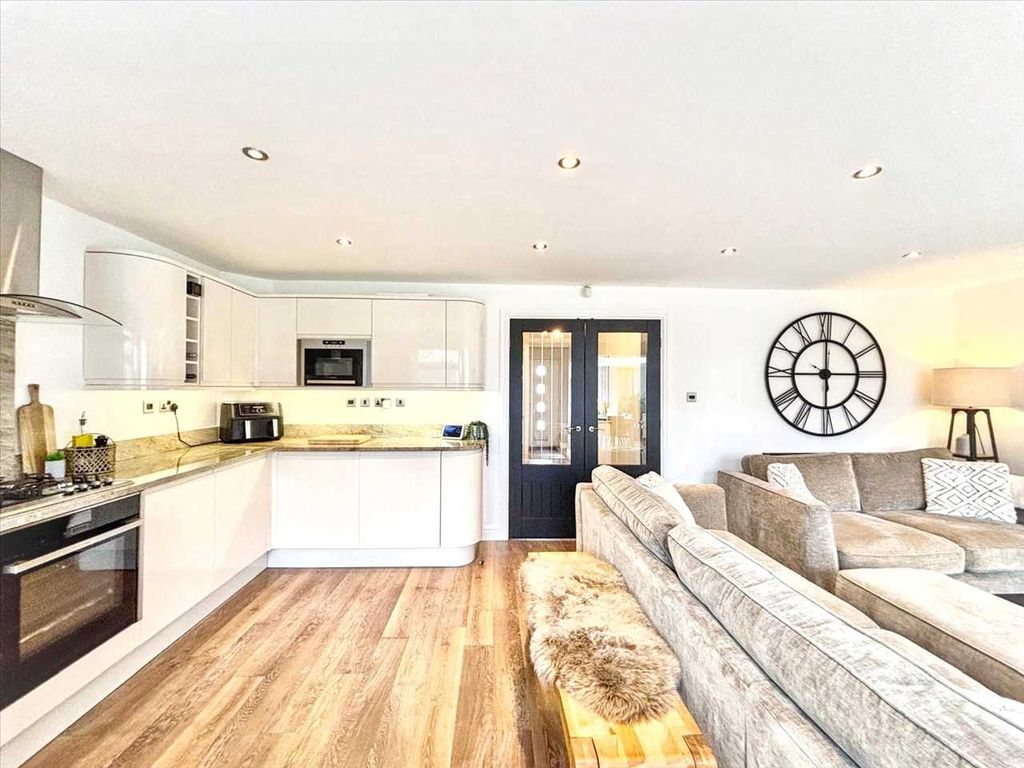 Property photo 2 of 30 Lounge/Kitchen