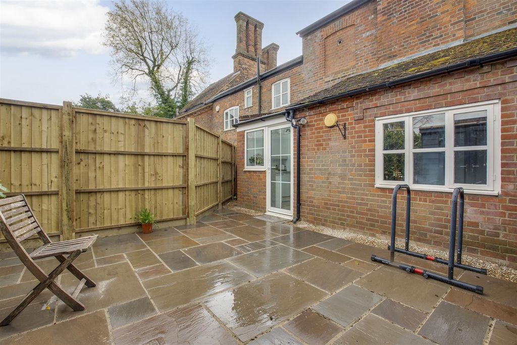 Property photo 3 of 16 Flat 3 Totteridge House, Totteridge Lane, Hp13 7Lr