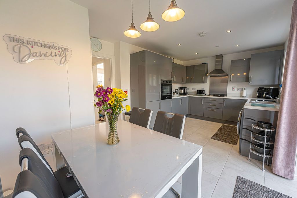 Property photo 2 of 36