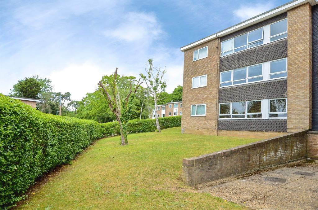 2 bed flat for saleThe Hoe, Watford WD19 photo 4