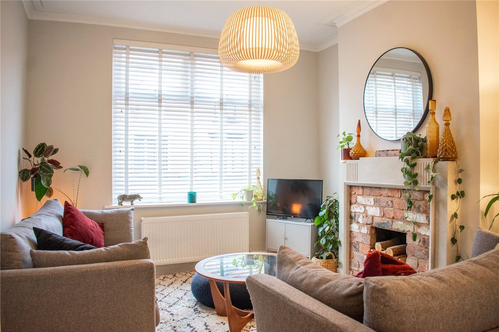 Property photo 3 of 16 Lounge