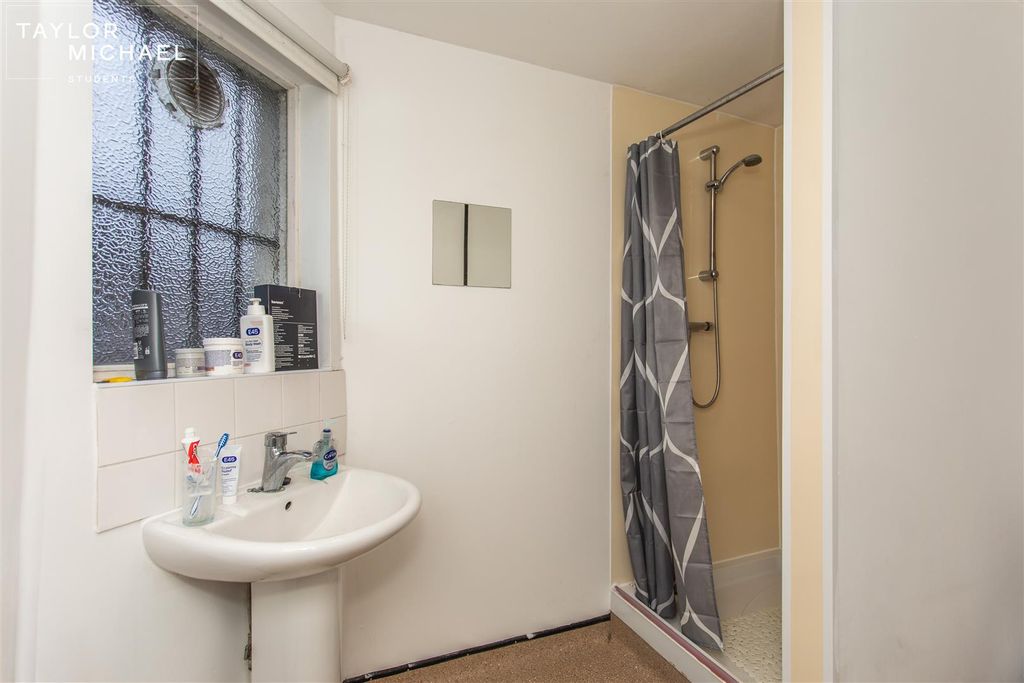 Property photo 2 of 20 Ensuite