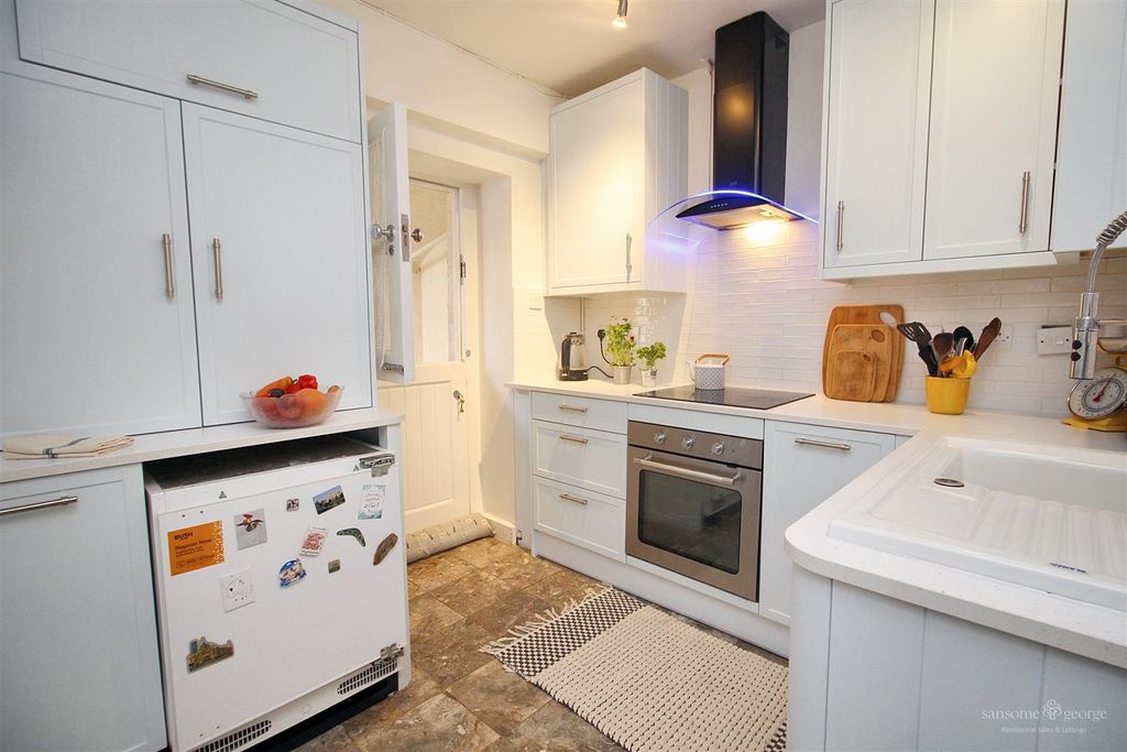 Property photo 3 of 19 Kitchen