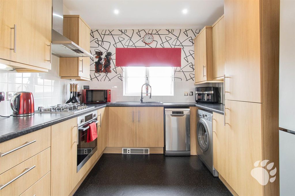 Property photo 3 of 19 Kitchen