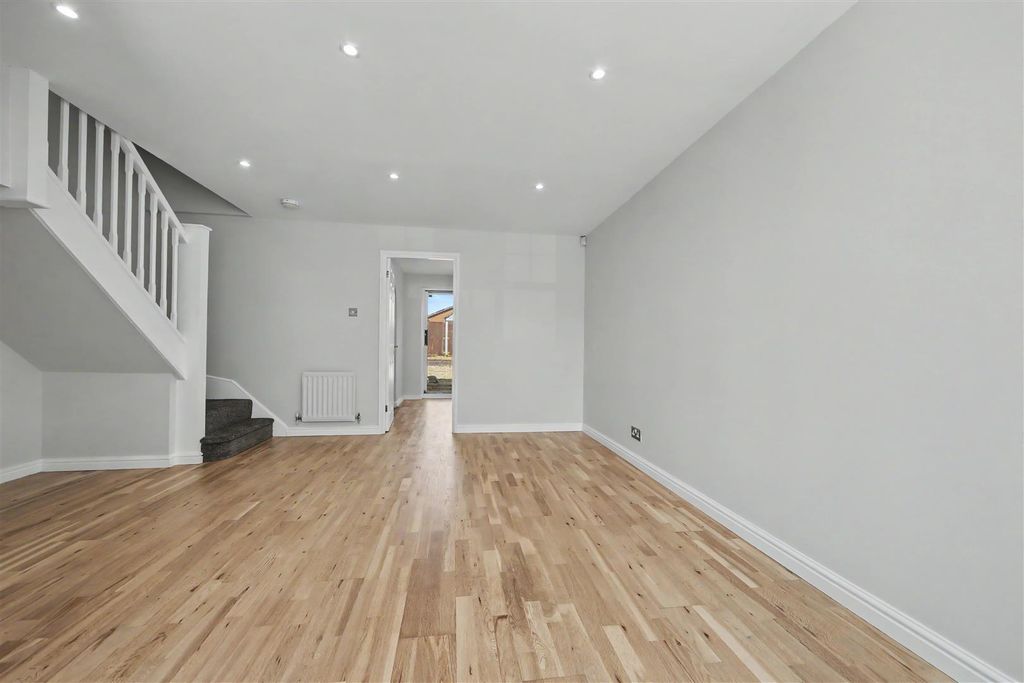 Property photo 3 of 10 Lounge.Jpg