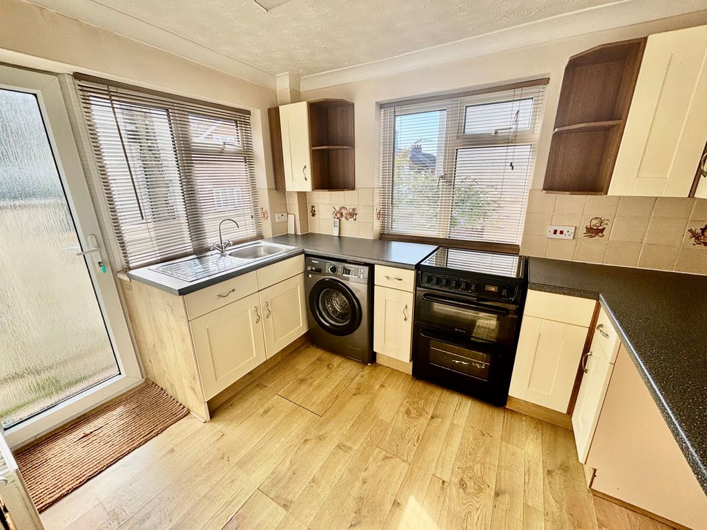 Property photo 2 of 8 Kitchen