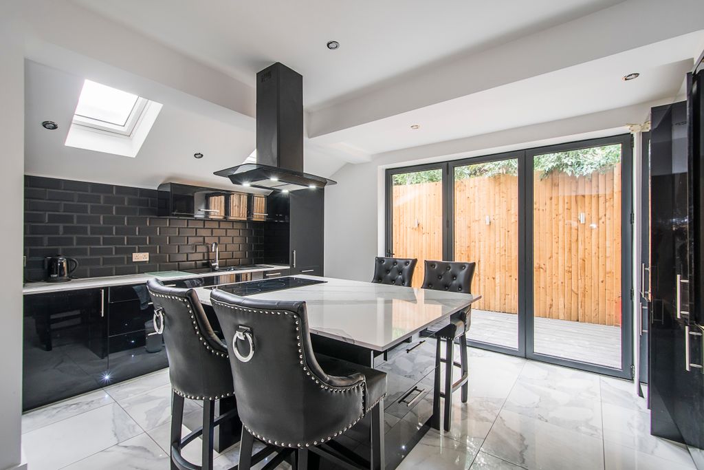 Property photo 1 of 10 Kitchen