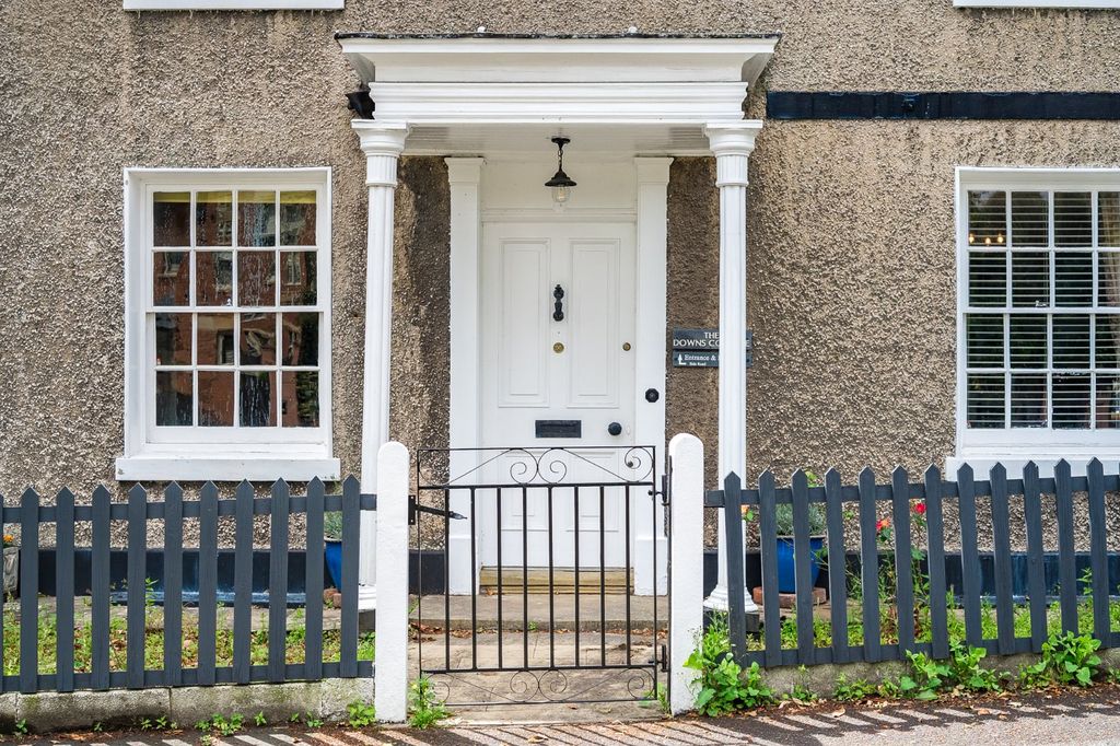 Property photo 3 of 27 Door