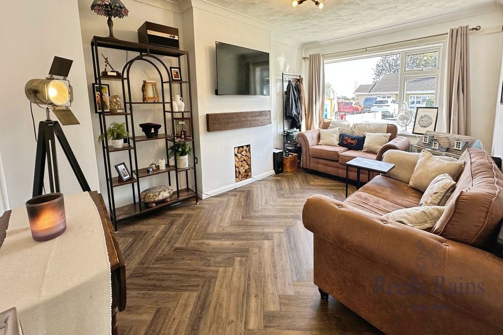 Property photo 3 of 12 Lounge