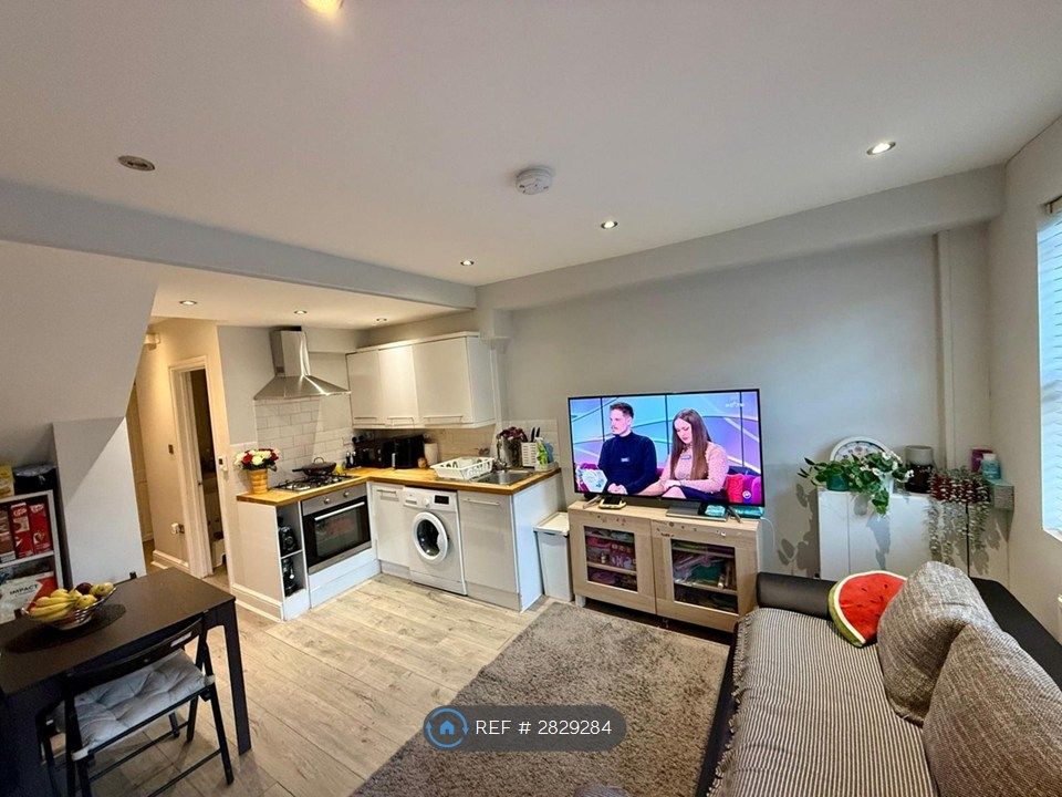 Property photo 2 of 8 Living Room/ Kitchen