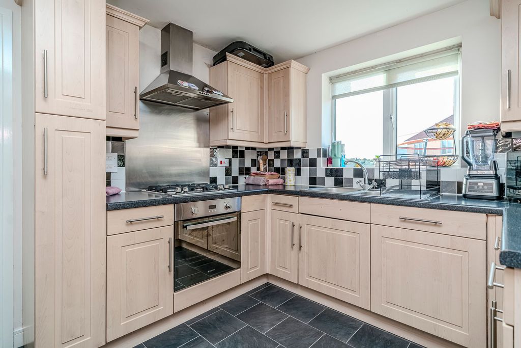 Property photo 2 of 32