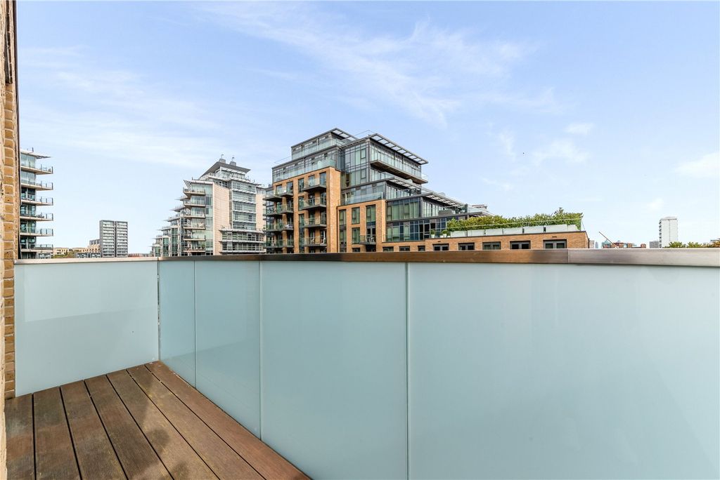 Property photo 3 of 11 Balcony