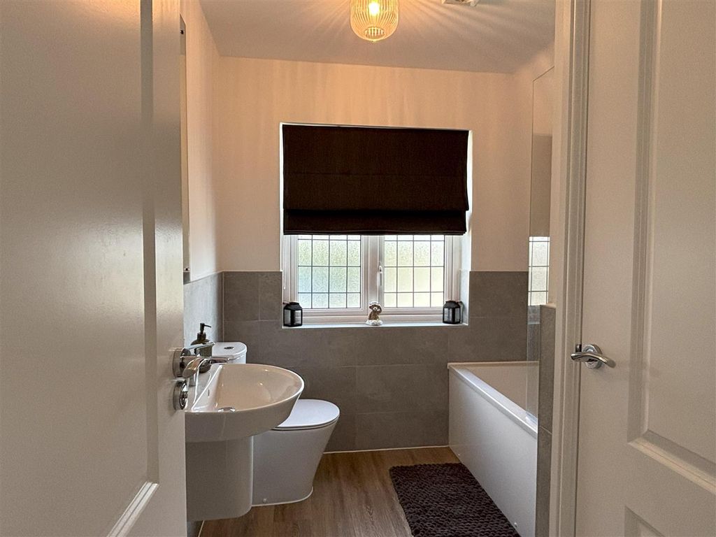 Property photo 3 of 10 Bathroom.Jpeg