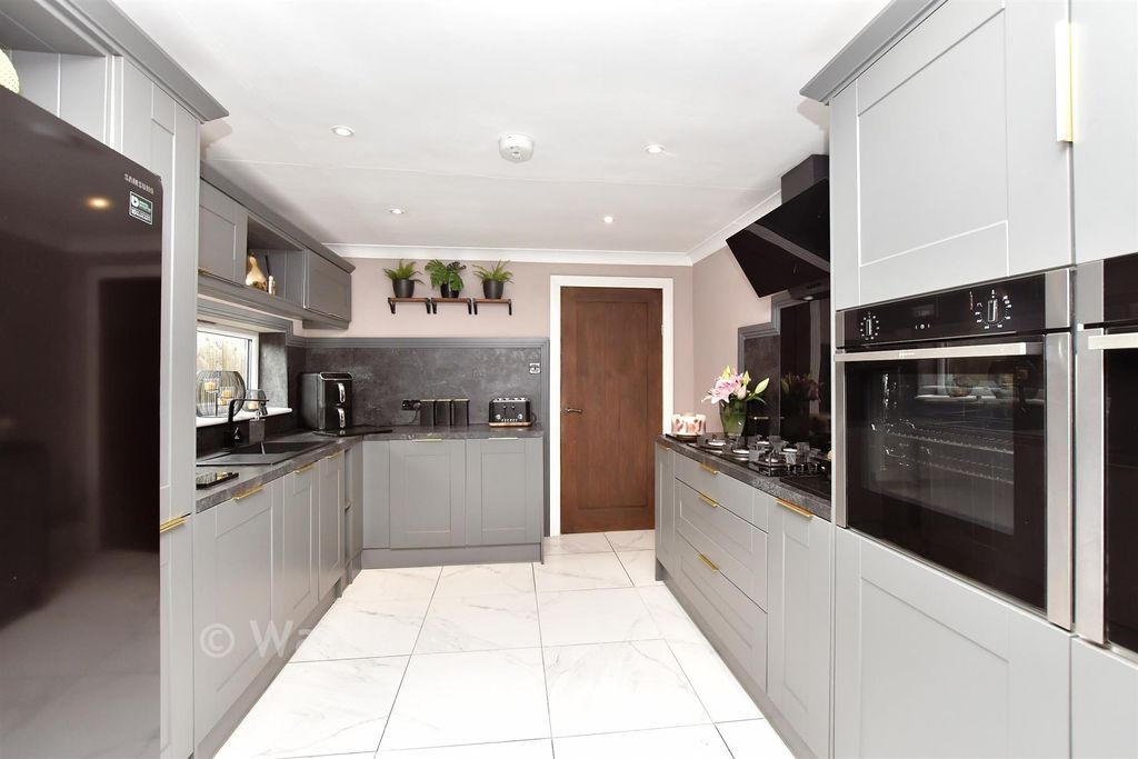 Property photo 2 of 19 Kitchen