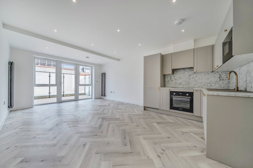 Property photo 2 of 18 4484522