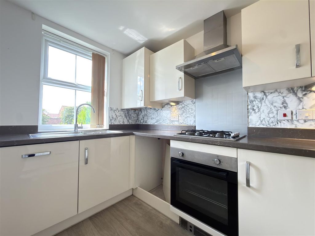 Property photo 3 of 11 Kitchen