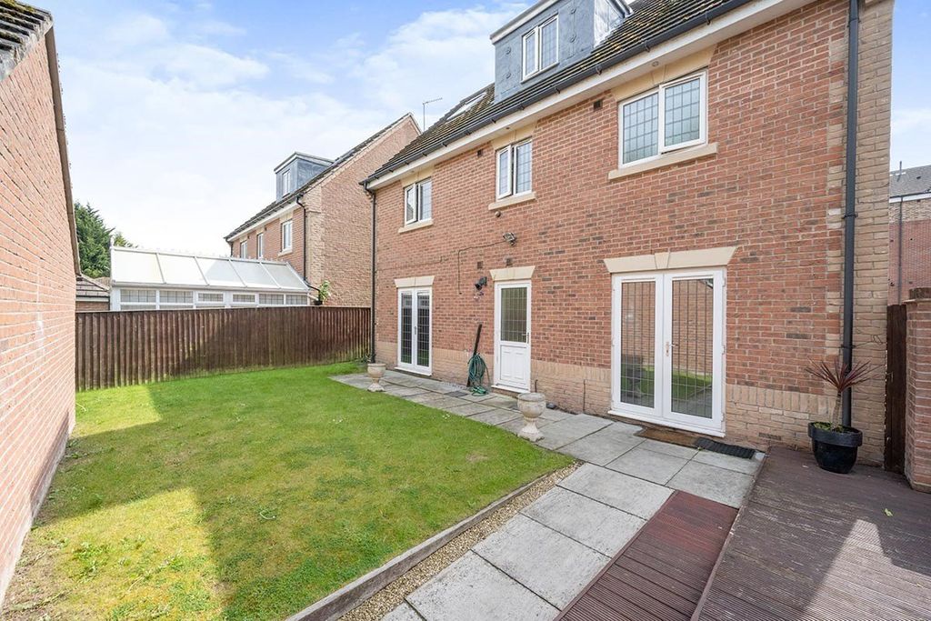 Property photo 3 of 12 Gardens