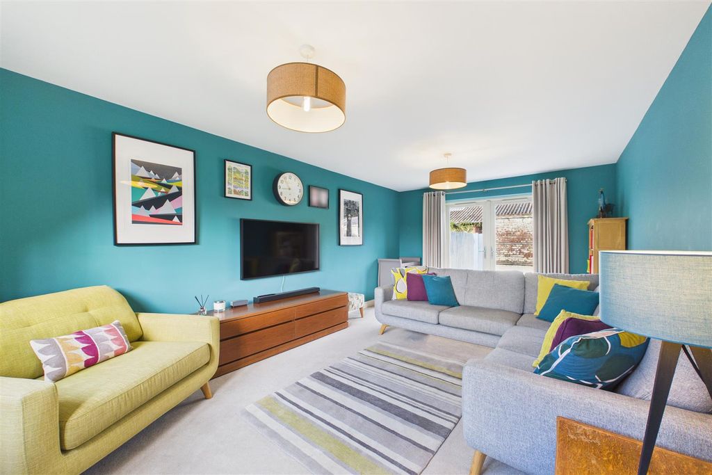 Property photo 3 of 18 Lounge