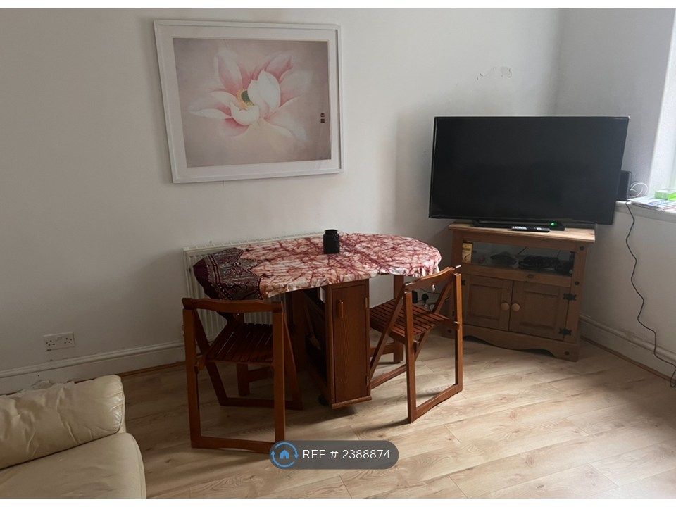 Property photo 3 of 11 Living Room Showing Dinning Table