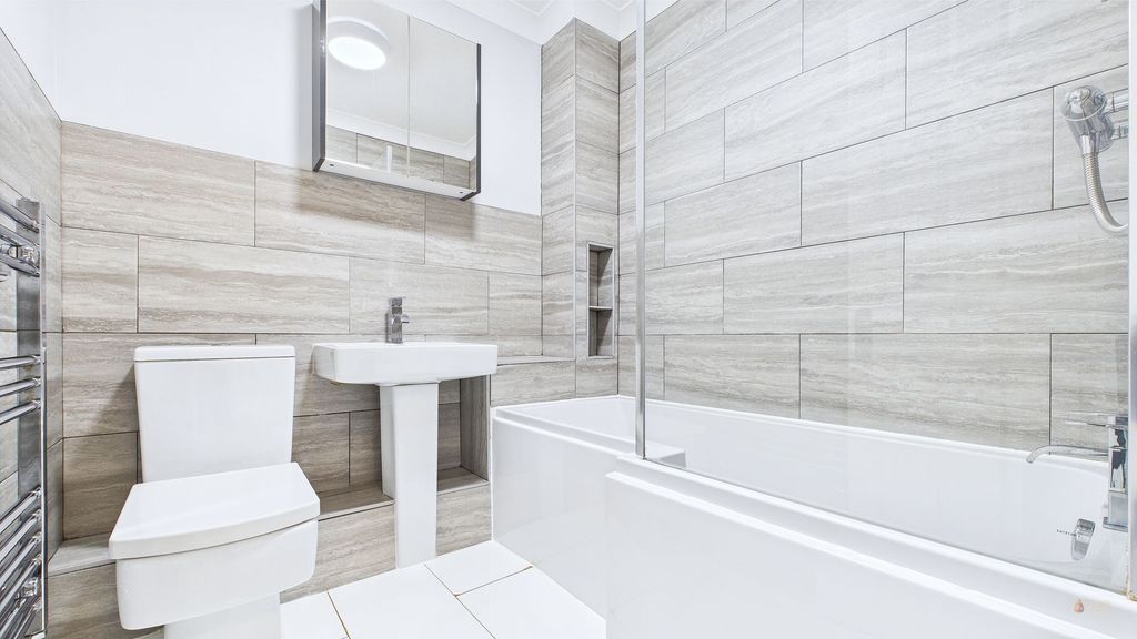 Property photo 3 of 10 Bathroom