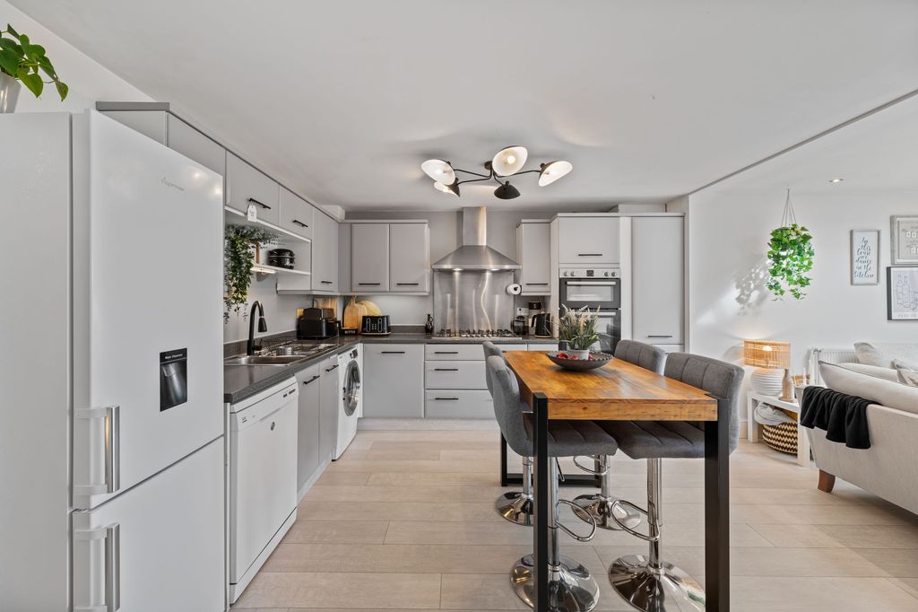 Property photo 3 of 20 Kitchen Diner/Family Room