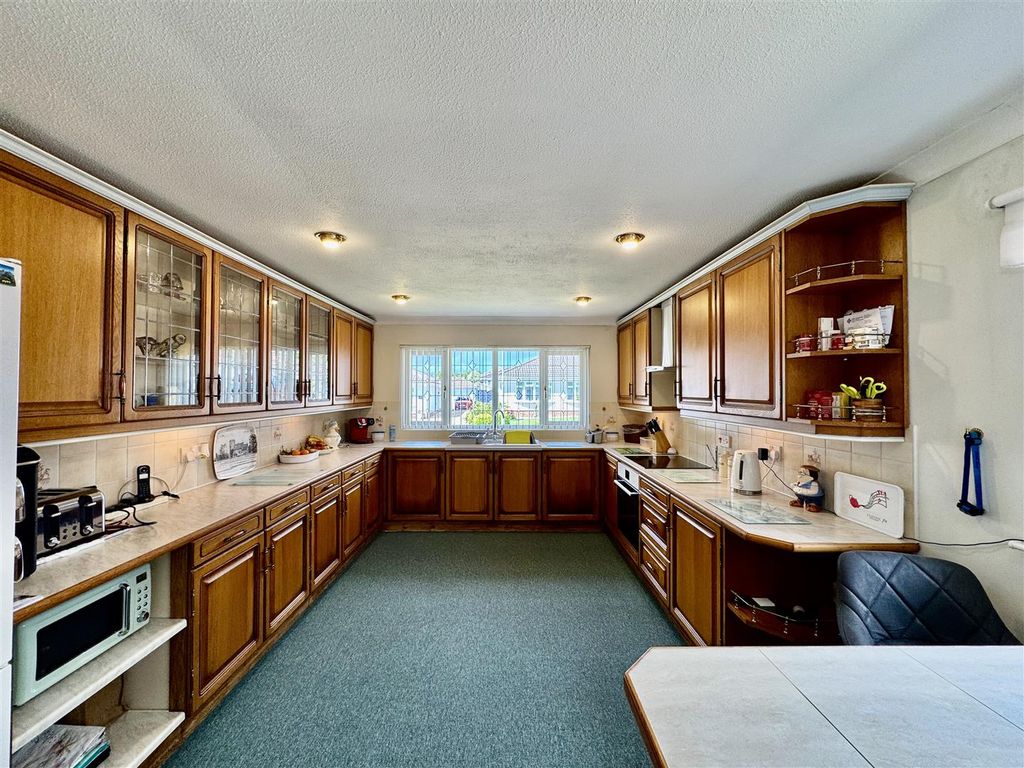 Property photo 3 of 23 Kitchen