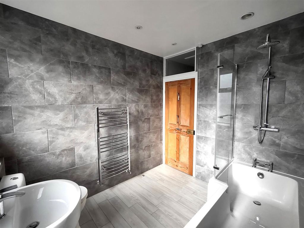 Property photo 3 of 10 Bathroom 1B.Jpg