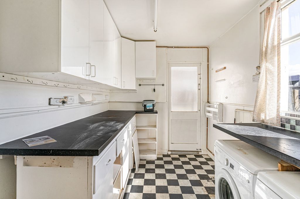 Property photo 3 of 33 Kitchen