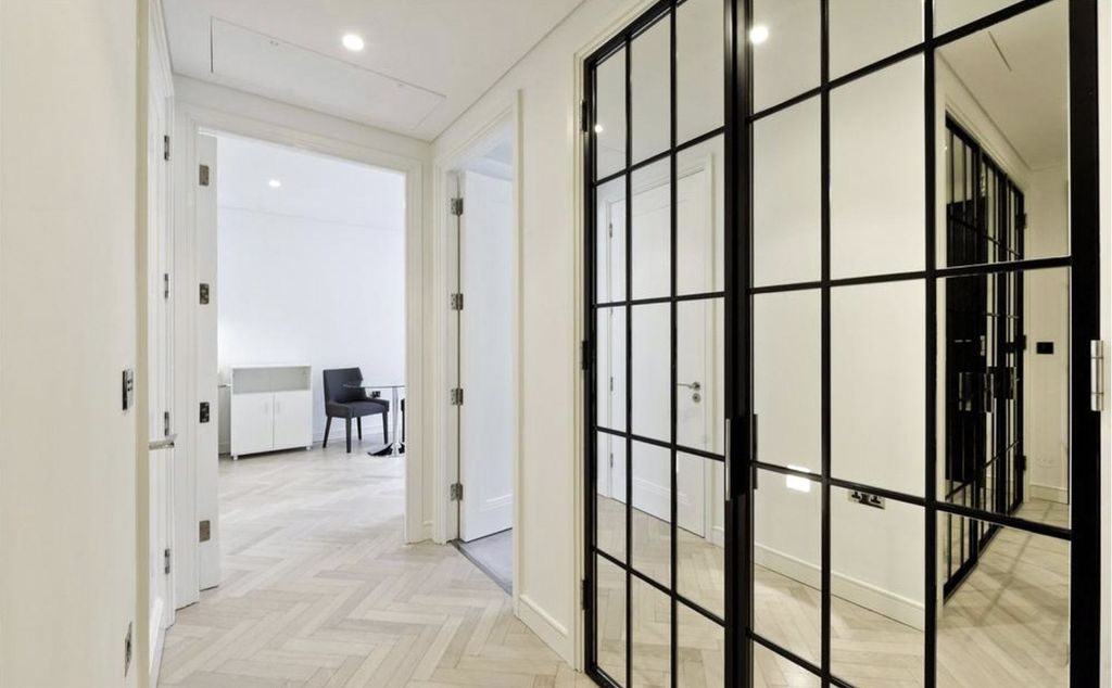 Property photo 2 of 7 Entry Hall