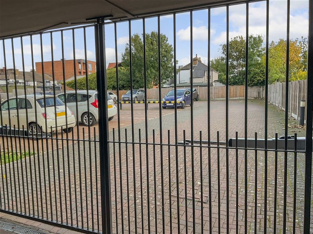 Property photo 2 of 7 Parking