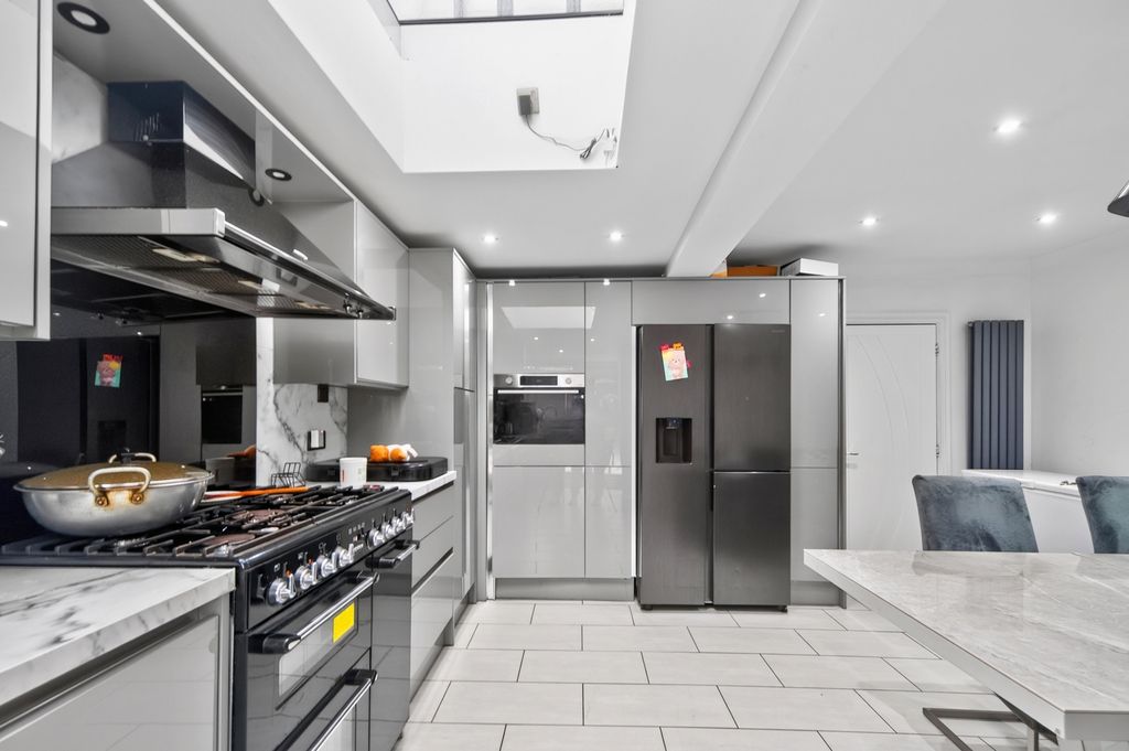 Property photo 2 of 20 Kitchen
