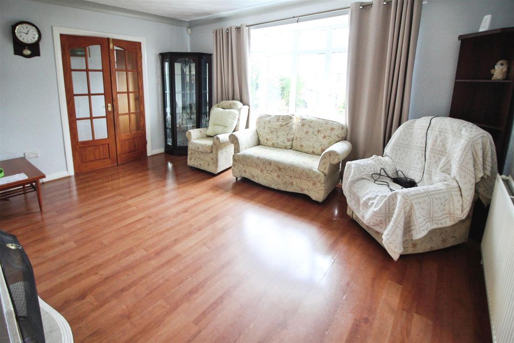 Property photo 3 of 18 Lounge