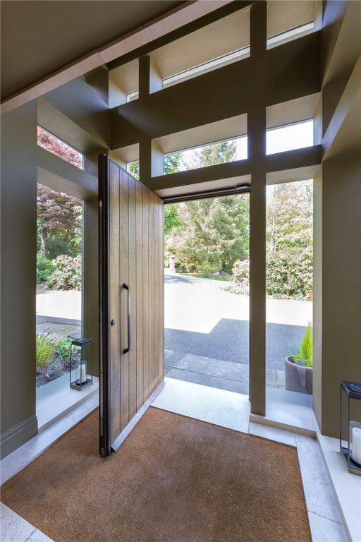 Property photo 3 of 24 Entrance Hall