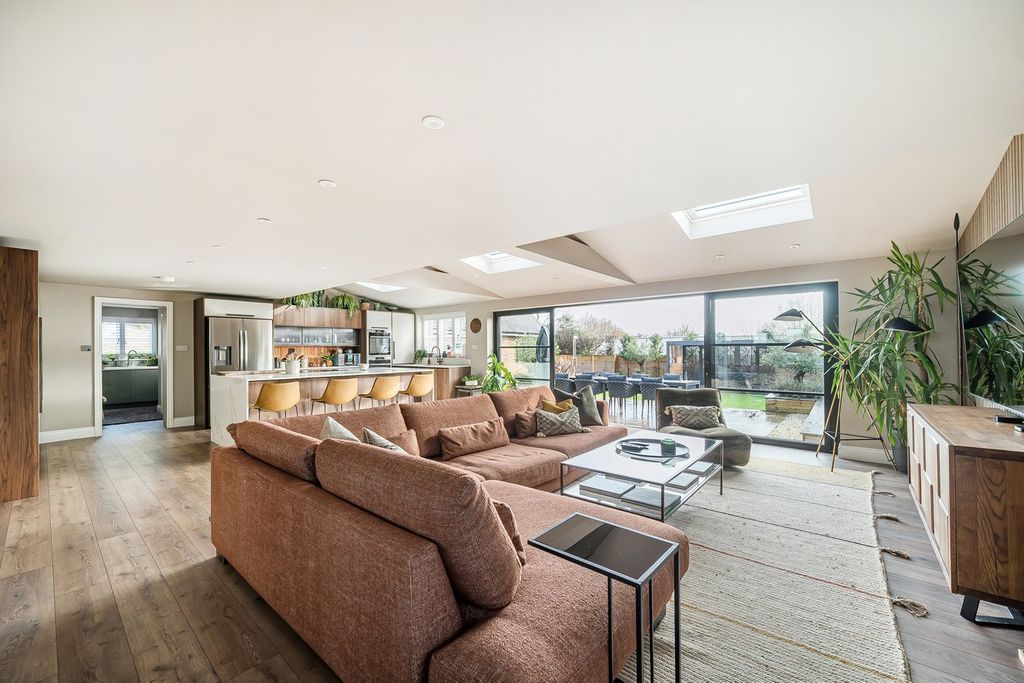 Property photo 2 of 25