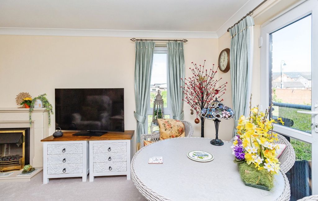 Property photo 3 of 17 Dining Area