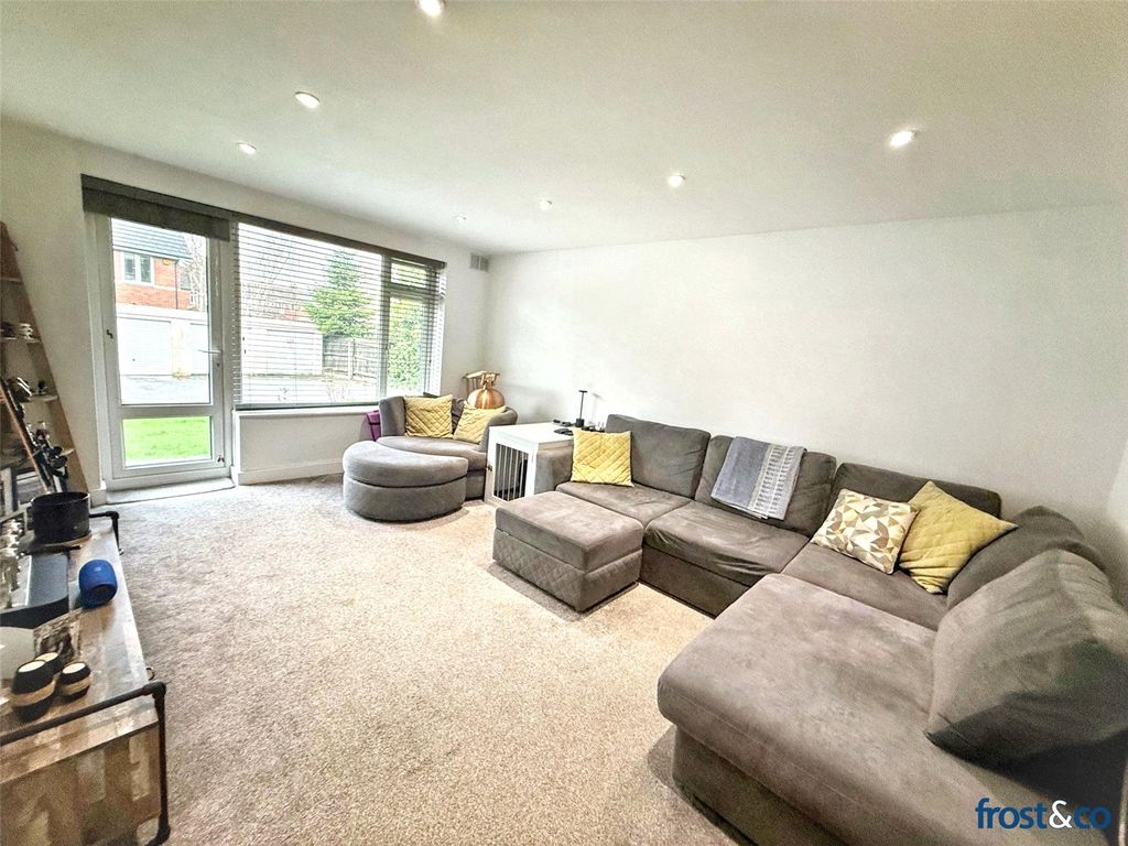 Property photo 2 of 11 Lounge