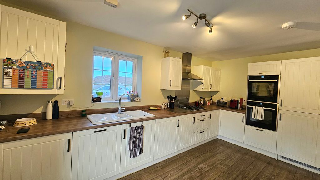 Property photo 2 of 19 Kitchen