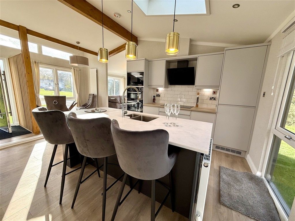 Property photo 3 of 10 Kitchen