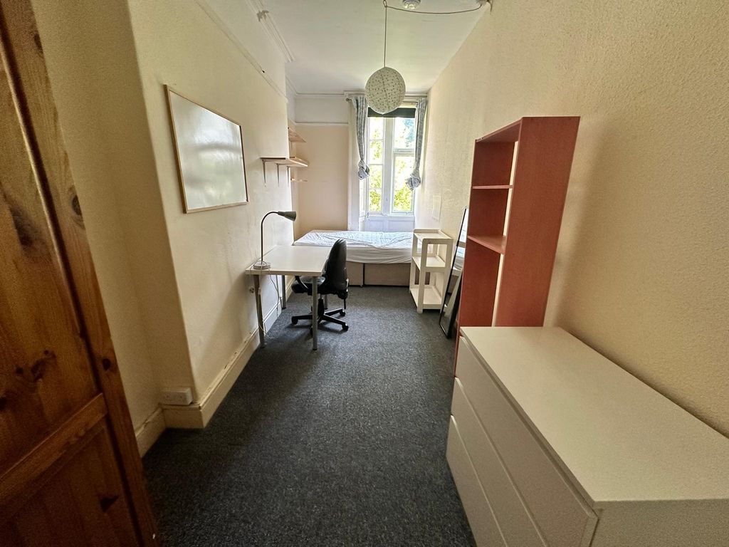 Property photo 3 of 16 A Bright And Tidy Double Bedroom Featuring A Study...