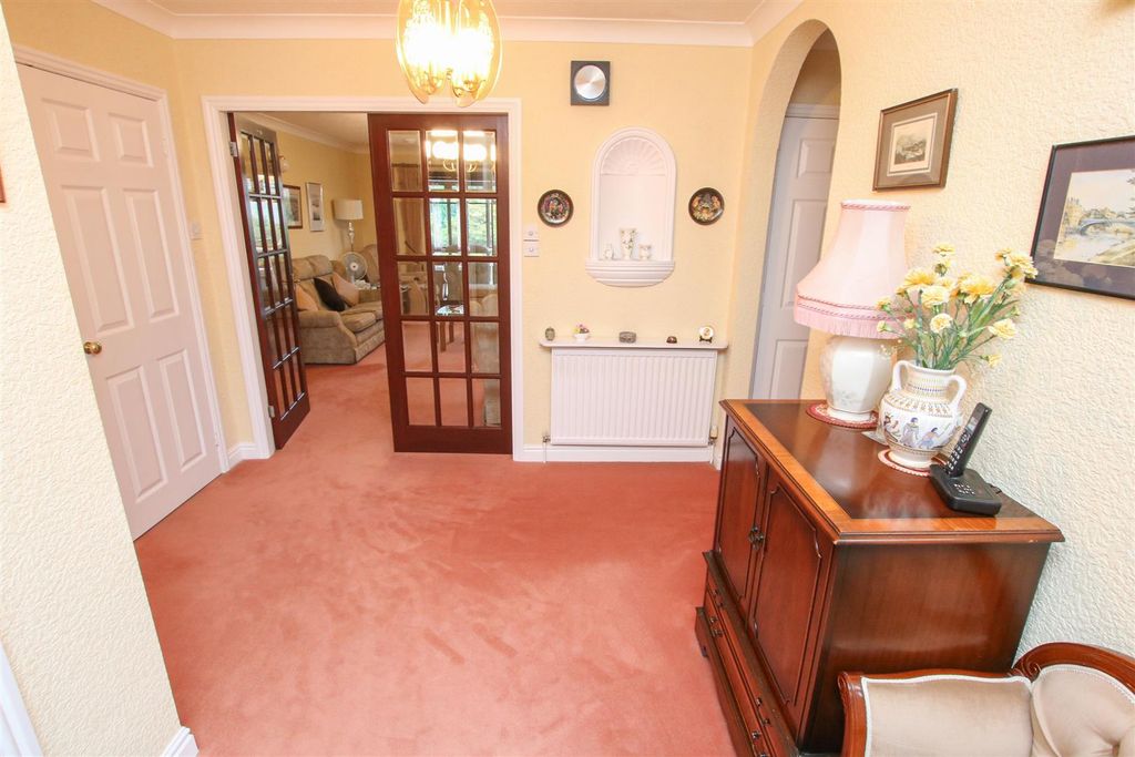 Property photo 3 of 19 Entrance Hall