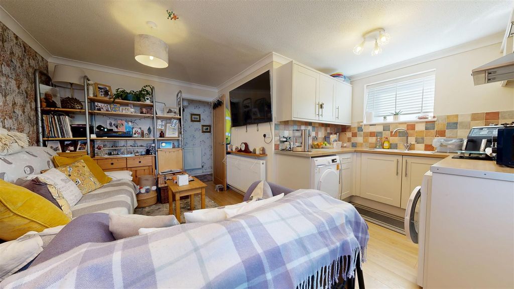 Property photo 2 of 10 Flat-2-11A-Franklin-Road-04152026_142933.Jpg