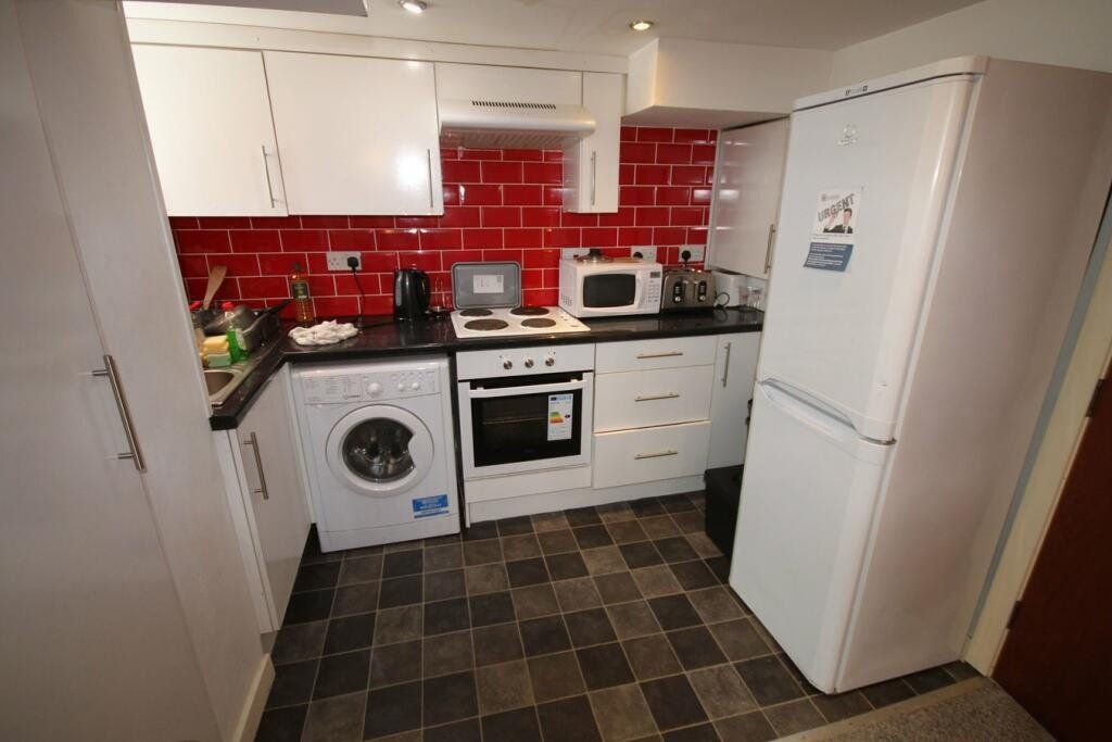 Property photo 2 of 10 Kitchen