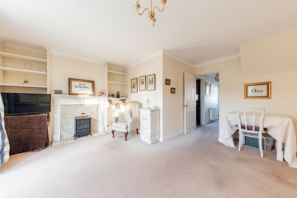 Property photo 3 of 18 Living Room (1)