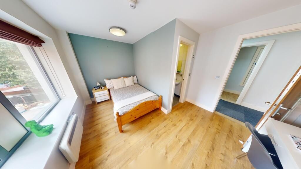 Property photo 3 of 7 Bright And Cozy Single Bedroom Featuring A Large W...